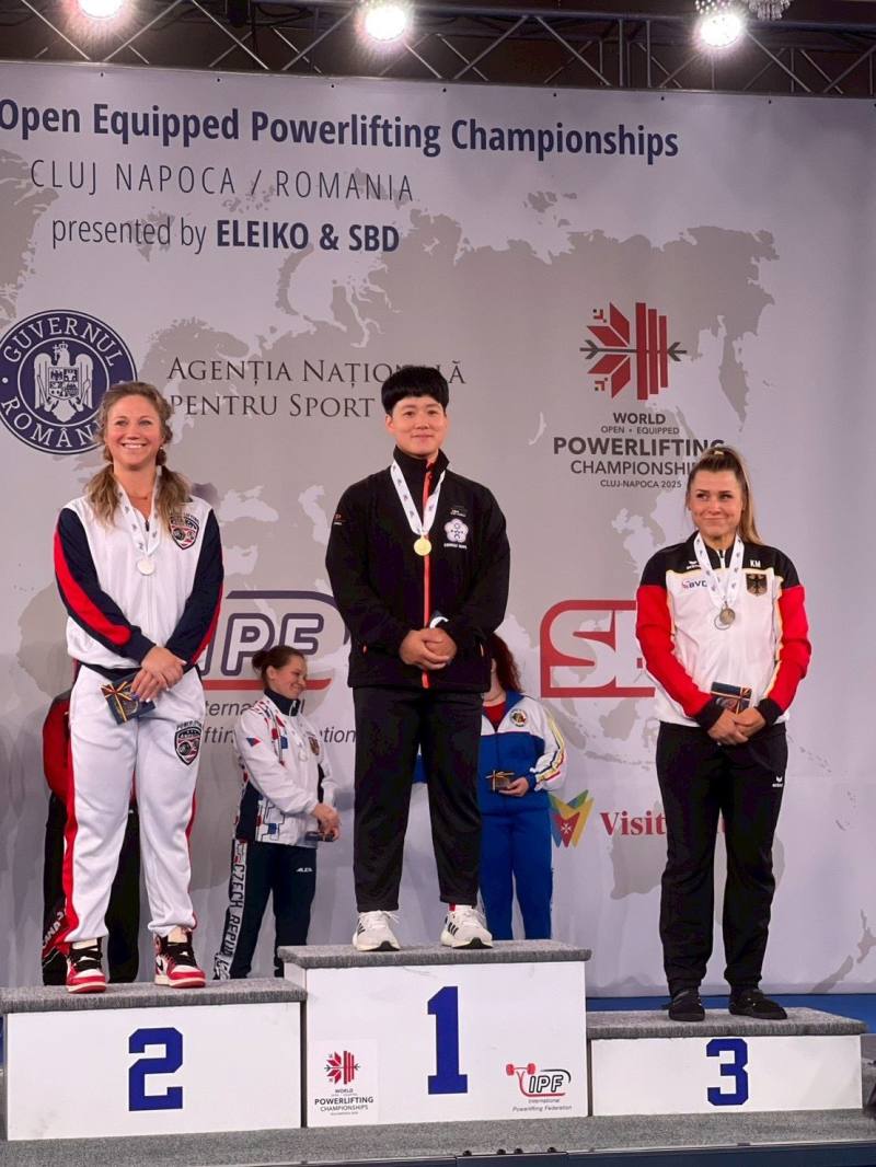 2025+年世界公開裝備健力錦標賽第2天賽事，黃彥慈在女子57公斤級臥舉、總和項目，為我國再添2金