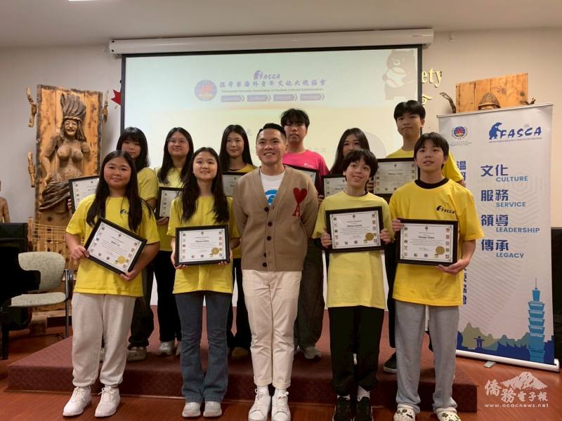 加拿大國會議員張瑋麟頒發感謝狀給FASCA學員，感謝協助製作臺式蛋黃酥讓他帶至卑詩理工學院（BCIT）免費分享給社區民眾
