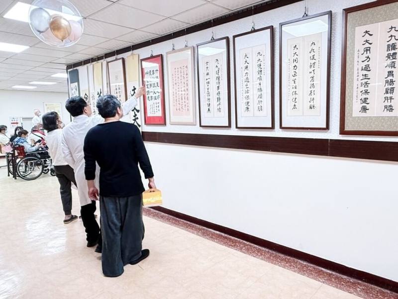 熱愛書法的張姓癌末病友在屏東醫院藝廊展出人生首場書法創作個展，這是他人生第一場、也是最後一場書法展；但張男惜未能撐到開展，已於11日辭世。（屏東醫院提供）