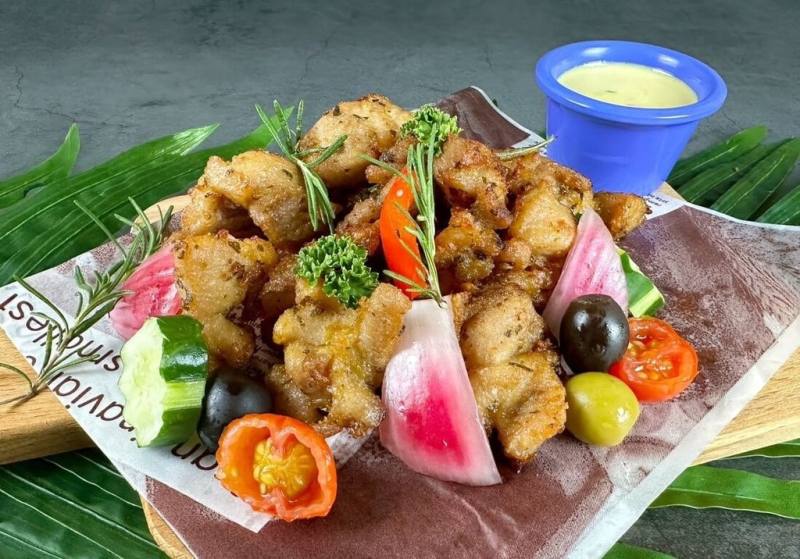 高雄市觀光局舉辦「2025高雄鹹酥雞嘉年華」，將於11月15日、16日在高雄大遠百追夢廣場舉行，邀請海內外旅客共襄盛舉。（高雄市觀光局提供）