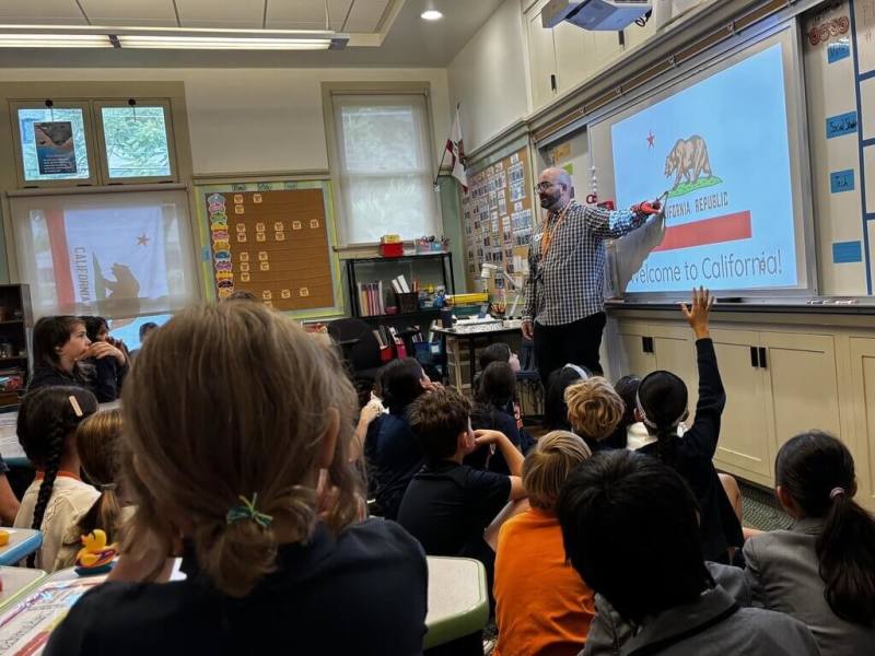 國立台北教育大學附設實驗國民小學19名學生赴美交流，到洛杉磯郊區的巴沙迪納（Pasadena）Polytechnic School，與當地小學生一起上課3天。（北師附小洛杉磯校友會提供）