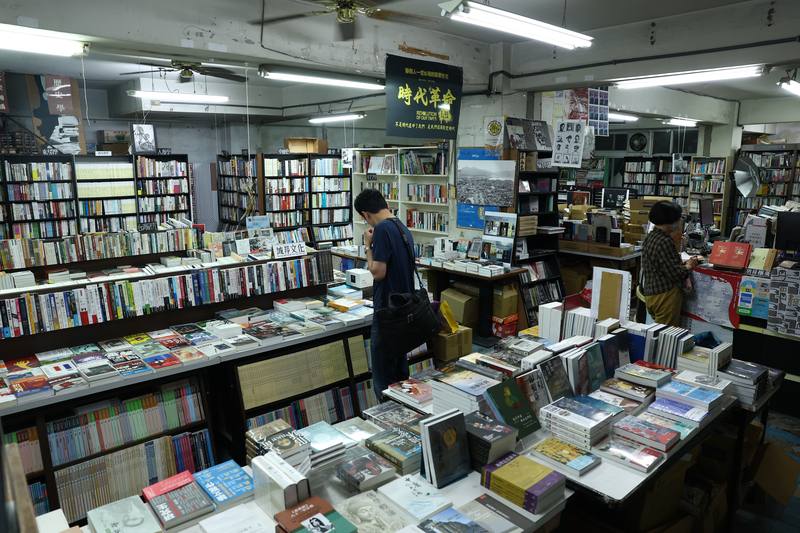 唐山書店位於台北溫羅汀商圈、新生南路巷內的地下室，為學生及無數愛書人提供精神糧食，數10年來面對「特別301法案」、網路出現以及市場快速萎縮都沒被打垮，最感到壓力的還是房租。