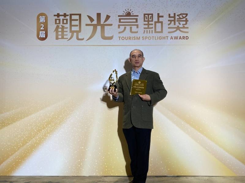 交通部觀光署第2屆觀光亮點獎得獎名單出爐，「阿里山林業暨鐵道」獲頒「最佳國際推薦獎」，11日由阿里山林鐵及文資處秘書林其德（圖）代表領獎。（林鐵及文資處提供）