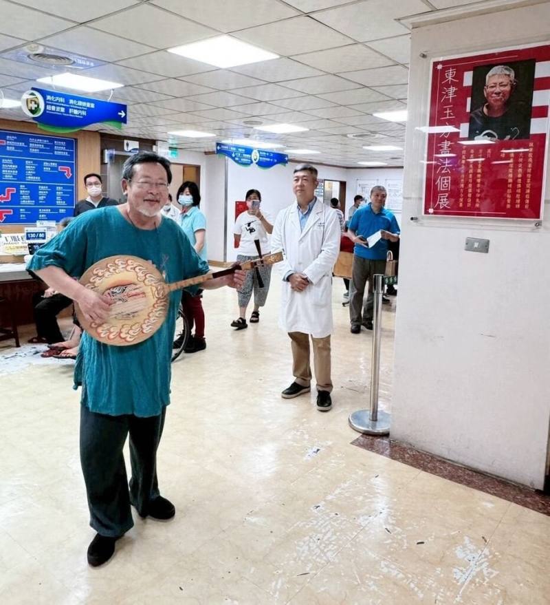 張姓癌末病友熱愛書法，屏東醫院提議在醫院藝廊為他辦書法展，13日正式開展，民謠大師陳明章（前左）也到場致意。（屏東醫院提供）