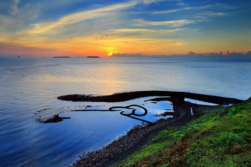 澎湖「七美嶼」以美麗的海島景觀與深厚人文底蘊，榮獲全台「十大觀光亮點獎」殊榮。圖為雙心石滬。（澎湖國家風景區管理處提供）