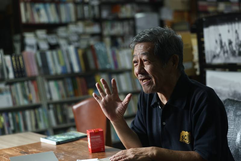 唐山書店創辦人陳隆昊（圖）持續堅守崗位近半世紀，他接受中央社記者專訪表示，現在都快75歲，隨時都可以退休，但想到這一路走來有多少人受他的影響開了書店，不時向他請教，就覺得責任重大，擔子放不下來。