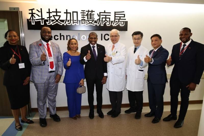 聖克里斯多福及尼維斯聯邦總理德魯（Terrance Drew）（左4）率團來台訪問，13日到台北榮民總醫院，參觀科技加護病房「機器人照護系統」等多項創新成果。（北榮提供）