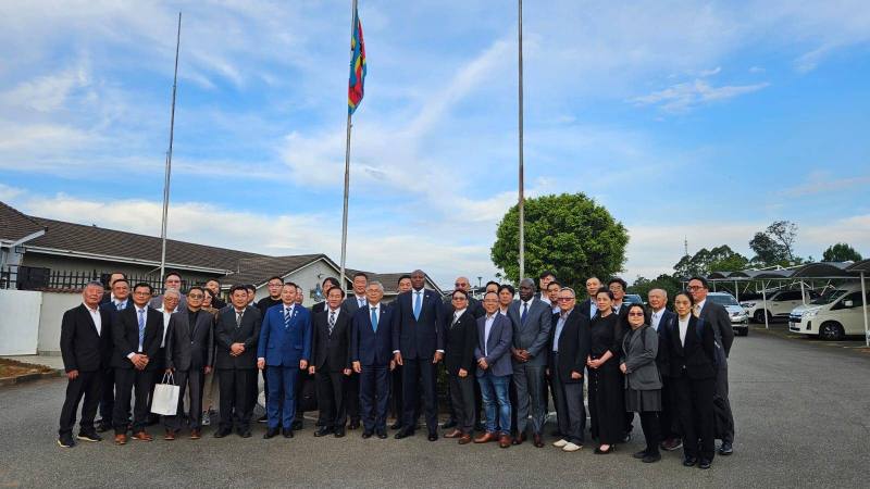 我國駐史瓦帝尼王國代表梁洪昇大使（前左七）陪同非南地區台商考察團拜會總理戴羅素（Russell Dlamini，前左八）並合影