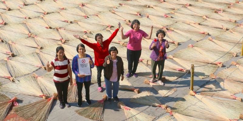 台灣藺草學會以藺編工藝傳承的教育模式制度參加2025日本優良設計獎，榮獲雙項國際大獎肯定。學會表示，要把這份榮耀獻給苗栗苑裡藺編工藝師，以及已故創會理事長葉文輝。（台灣藺草學會提供）