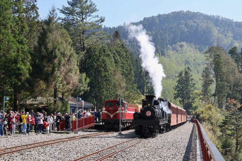交通部觀光署第2屆觀光亮點獎得獎名單出爐，「阿里山林業暨鐵道」獲頒「最佳國際推薦獎」。圖為阿里山林鐵二萬坪車站與林鐵列車。（林鐵及文資處員工吳明翰提供）