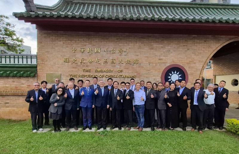 我國駐史瓦帝尼王國代表梁洪昇大使（前左五）於大使館歡迎非南地區台商考察團