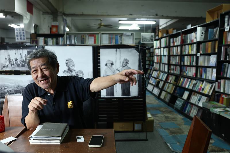 面對數位對書業帶來的衝擊，唐山書店創辦人陳隆昊（圖）認為不要抗拒，「不管是紙本書還是電子書，獨立書店也許可嘗試數位出版，幫地方想出書的人出書、上傳網路，這是獨立書店可以思考的方向」，目前唐山書店也正朝著這個方向進行。