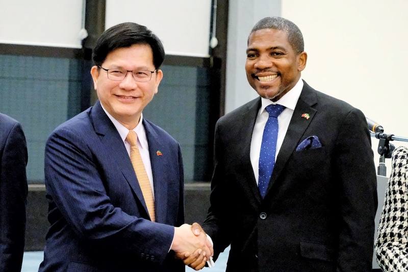 Saint Kitts and Nevis Prime Minister Terrance Drew (right) shakes hands with Foreign Minister Lin Chia-lung at Taoyuan International Airport on Thursday. CNA photo Nov. 13, 2025