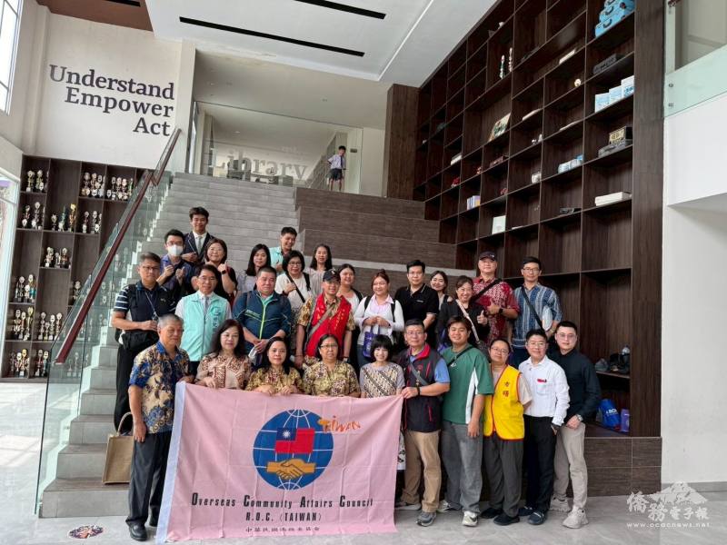 招生團參訪巴譚島當地月和學校 ，建立聯絡管道，一同為赴臺招生工作努力