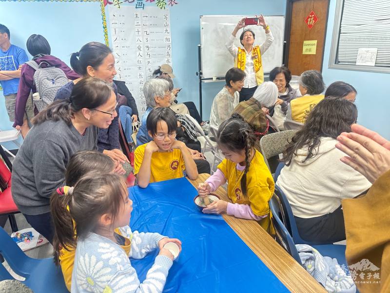 達拉斯佛光人文學校小朋友也一齊加入TCML文化課程，專注的研磨擂茶