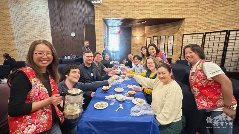 達拉斯慈濟人文學校TCML師生開心舉杯喝擂茶