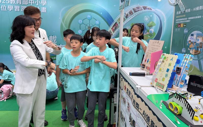 114年中小學數位深耕主持人成大楊雅婷教授與新竹縣十興國小互動