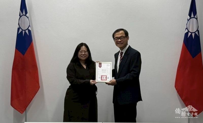 駐法蘭克福辦事處處長羅美舜（右）頒發行政院政務顧問聘書予傅佩芬律師（左）