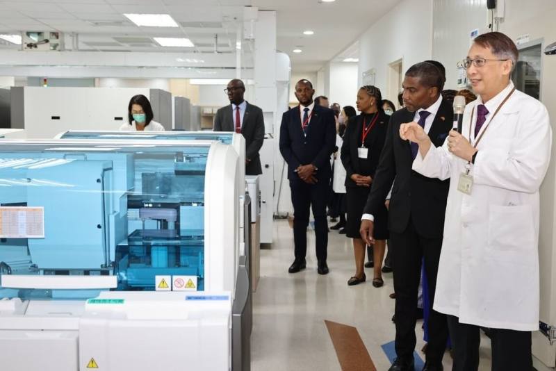 聖克里斯多福及尼維斯聯邦訪團13日參訪台北榮民總醫院，由北榮病理檢驗部主任潘競成（右）介紹全自動化系統與數位病理應用。（北榮提供）