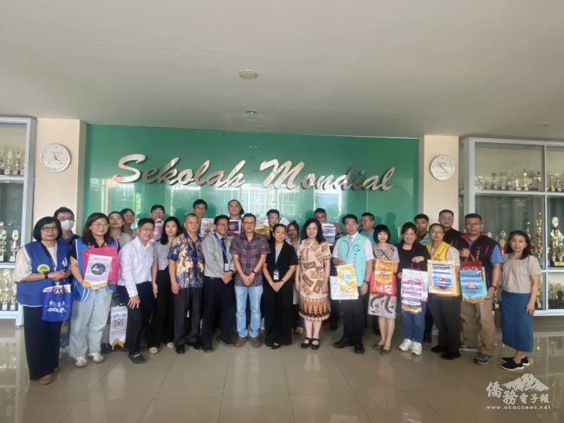 僑委會主辦招生團首次前進印尼巴譚島，由僑務委員陳文欽（前排左5）陪同至啟新學校招生