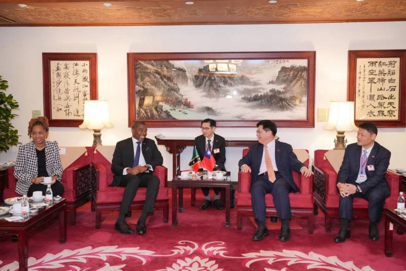 外交部長林佳龍（右二）歡迎聖克里斯多福及尼維斯聯邦總理德魯（Terrance Drew）伉儷（左二及左一）率團訪台