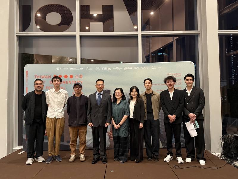 2025泰國台灣影展12日開幕，以「共生的圖景」為主題，放映12部劇情片與紀錄片。駐泰代表藍夏禮（左4）、導演蘇育賢（左3）和影展策展人之一維瓦（Wiwat Lertwiwatwongsa，左1）等人合影。