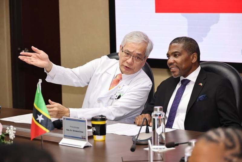 聖克里斯多福及尼維斯聯邦總理德魯（Terrance Drew）（右）13日率團抵台訪問，前往台北榮民總醫院參觀了解智慧醫療領域發展成果，由院長陳威明（左）接待。（北榮提供）