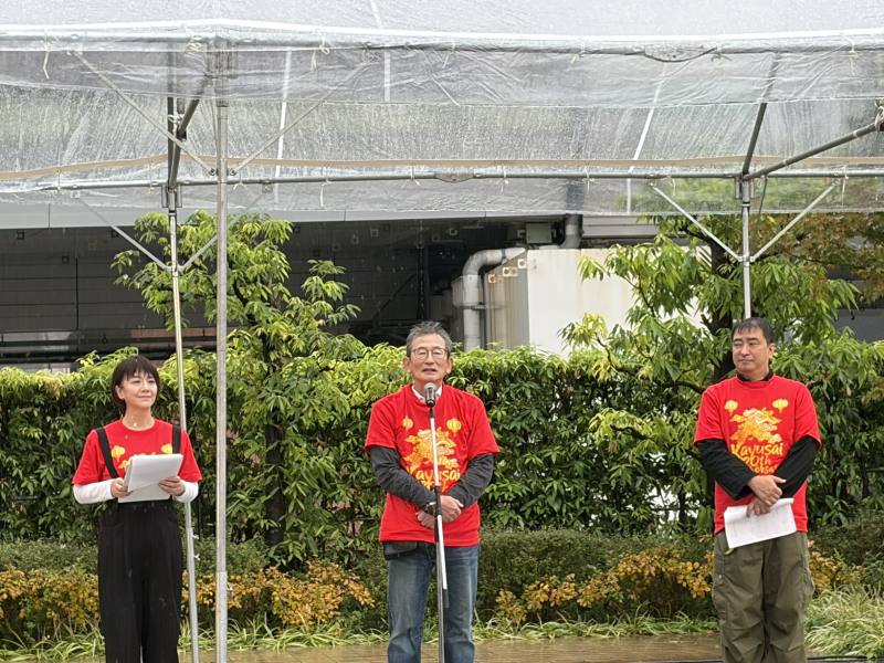 華友祭實行委員會會長豐原雅司(中)致詞