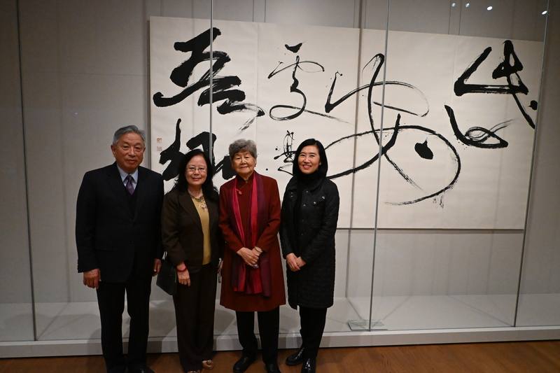 「董陽孜 : 此心安處是吾鄉」展於12日舉行開幕茶會，台灣駐荷蘭代表處代表田中光（左1）與夫人（左2）、駐法國台灣文化中心主任胡晴舫（右1）到場致意，並與董陽孜（右2）合照。