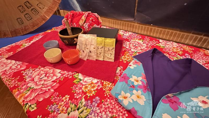 會場佈置精美的客家擂茶器皿及客家桐花布