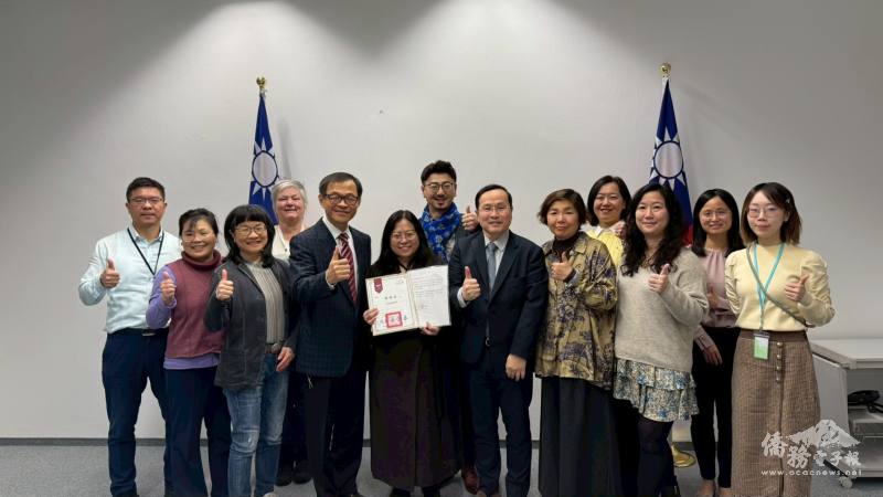 羅美舜偕駐處同仁及僑領與傅佩芬合影，共賀其榮獲行政院政務顧問殊榮