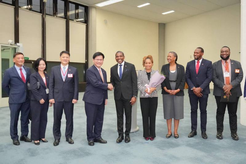 外交部長林佳龍（左四）於機場迎接聖克里斯多福及尼維斯聯邦總理德魯（Terrance Drew）伉儷（右五及右四）訪問團