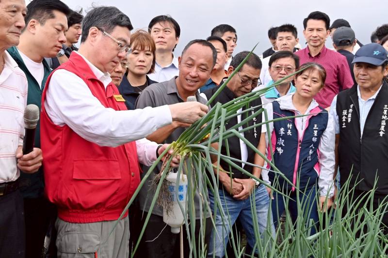 行政院長卓榮泰視察宜蘭縣三星鄉青蔥災損情形