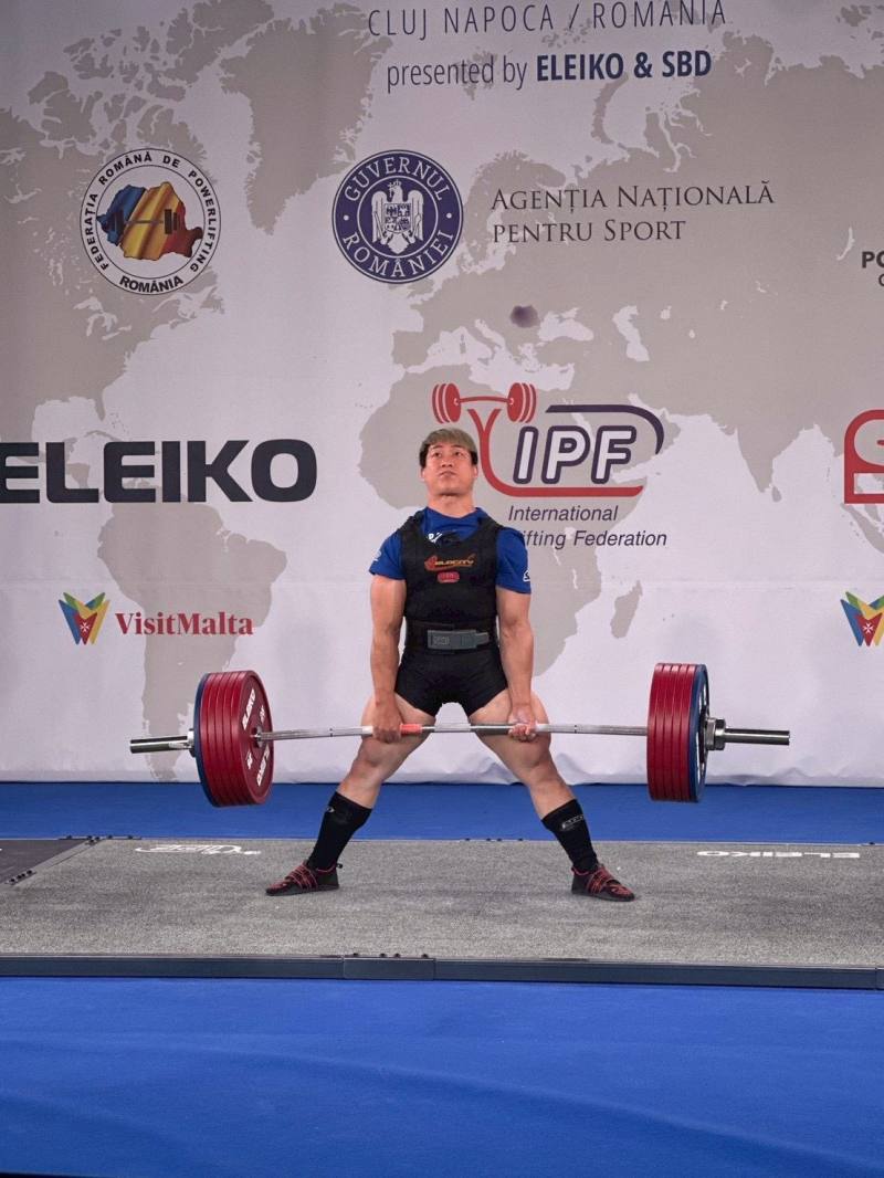 我國選手江凱傑在2025年世界公開裝備健力錦標賽男子83公斤級硬舉項目成功舉起332.5公斤，奪得金牌