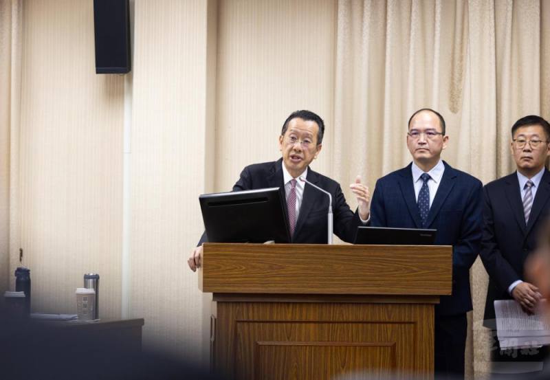 顧部長針對「國軍編現比提升之具體方案及因應作法」進行專案報告。（軍聞社記者吳柏融攝）