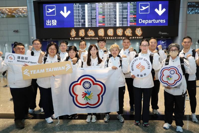 運動部適應運動司林佩君司長與保齡球及射擊代表團合影。