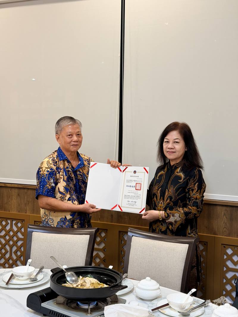 駐印尼代表處僑務組組長李叔玲（右）頒發115年僑務委員會保薦單位證書予陳文欽（左）