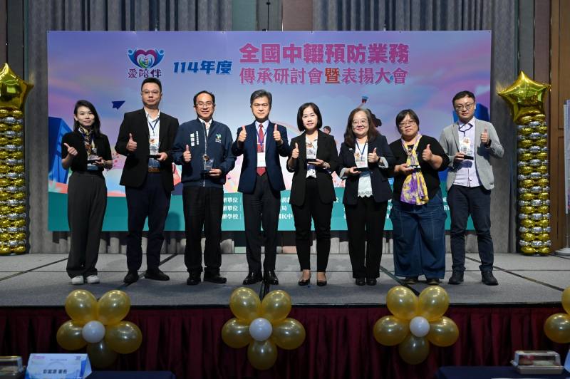 國教署彭富源署長與績優縣市合影