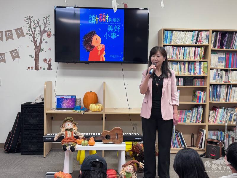 金山灣區文教中心主任莊雅淑介紹僑委會i僑卡等僑務服務，並提及i僑卡可以在全球華文網HyRead借閱電子書