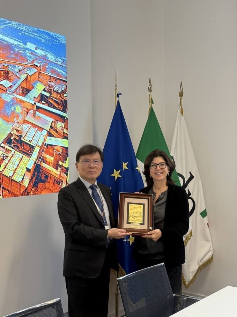 台灣集保結算所董事長林丙輝（左）拜會義大利存貸銀行（CDP）公司，由財務總監卡拉（Manuela Carra）（右）接待，交流代幣化債券發行實務。（集保結算所提供）