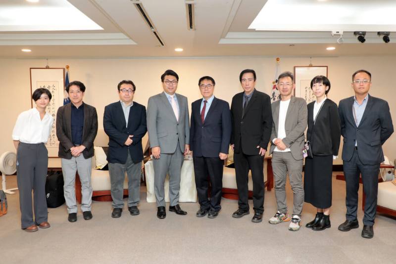 日本北海道美唄市長櫻井恒（左4）14日拜會台南市長黃偉哲（左5），黃偉哲期待以農產交流為起點，讓兩市互動更密切。（台南市政府提供）