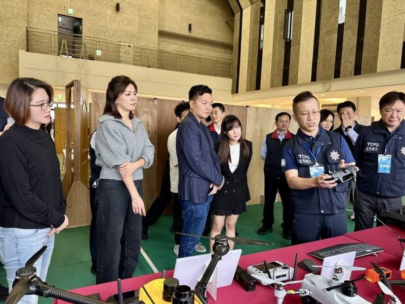 台北市議會警政衛生委員會13日赴北市刑大進行市政考察，警方現場報告打詐成效，並展示警用無人機隊等設備。（台北市警察局刑事警察大隊提供）