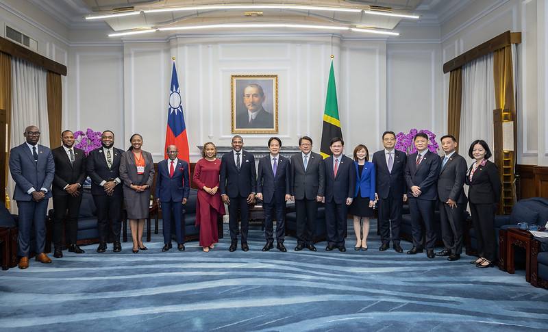 President Lai poses for a photo with Prime Minister Terrance Drew of the Federation of Saint Christopher and Nevis and Mrs. Diani Jmesha Prince-Drew.