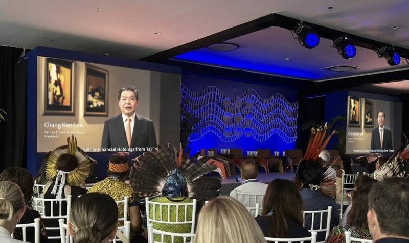 聯合國氣候變化綱要公約第30次締約方會議（COP30）正在巴西貝倫市（Belem）舉行，國泰金控總經理李長庚（圖）連3年受邀擔任世界氣候高峰會開場講者，他透過影片致詞提到，盼攜手各界共同創造「氣候與自然的摩爾定律」，呼籲資金快速成長，成為氣候工業革命的推動力。（國泰金提供）