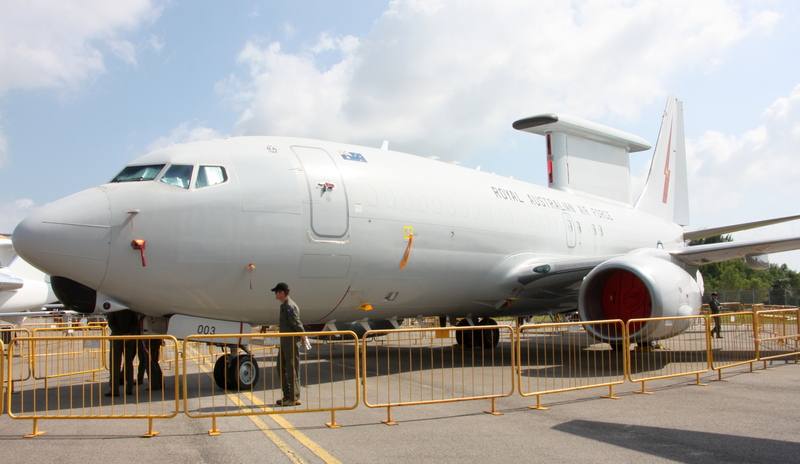 荷蘭國防部表示，荷蘭與多個北約歐洲夥伴已取消購買美國波音E-7「楔尾」（Wedgetail）預警機的計畫，另覓替代機型取代老化的波音E-3A空中預警機隊。圖為澳洲空軍之前參加新加坡航展的E-7預警機