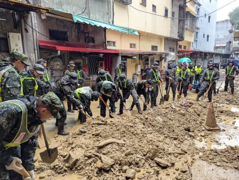 颱風鳳凰造成宜蘭蘇澳地區多處災情，負責北部作戰及救災的第三作戰區13日表示，截至目前已動員救災1225人次，各類型機具、車輛計3類14項166輛，迄今已完成963戶清理及中山路、聖湖路等重要路段清淤作業。（第三作戰區提供）