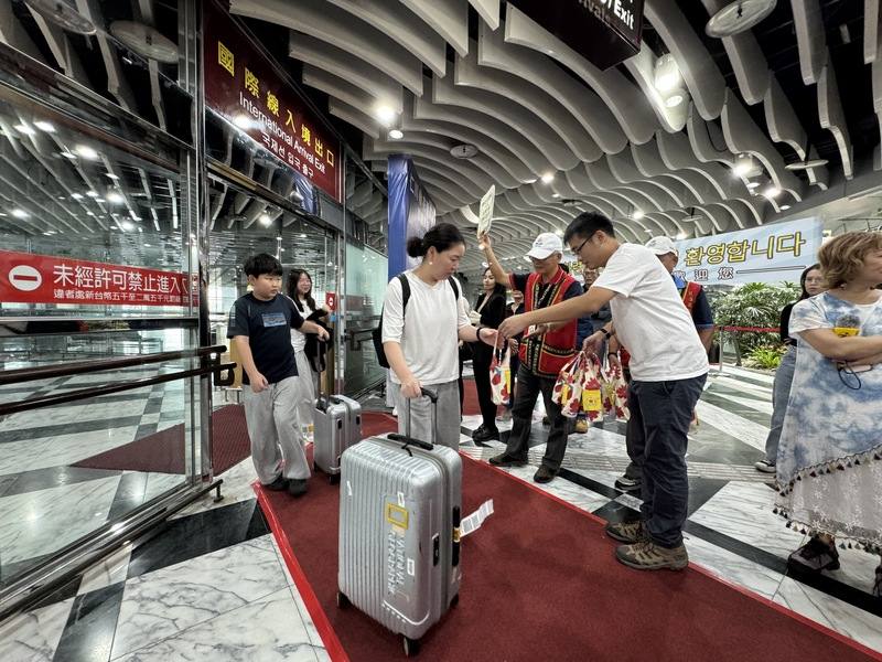 韓國仁川－花蓮直航航線13日重新啟航，首航班機迎來132名旅客，花蓮縣政府還特別準備珍珠奶茶迎賓。觀光處長余明勲表示，仁川直飛花蓮不是只是航線重啟，更象徵花蓮再次走向國際舞台