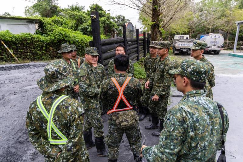 劉指揮官率相關幹部前往災區實施現地勘查。（軍聞社記者蔡枋澐攝）