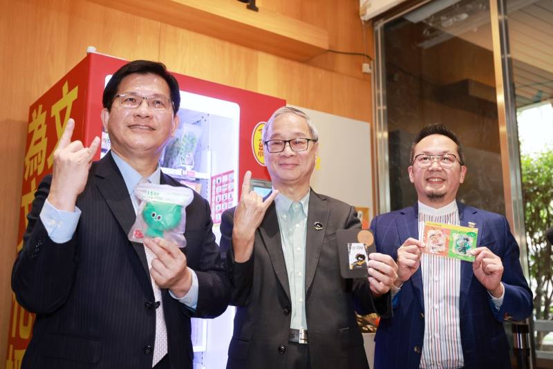 外交部長林佳龍（左）、文化部長李遠（中）現場透過文總商品販賣機購買a-We徽章等商品