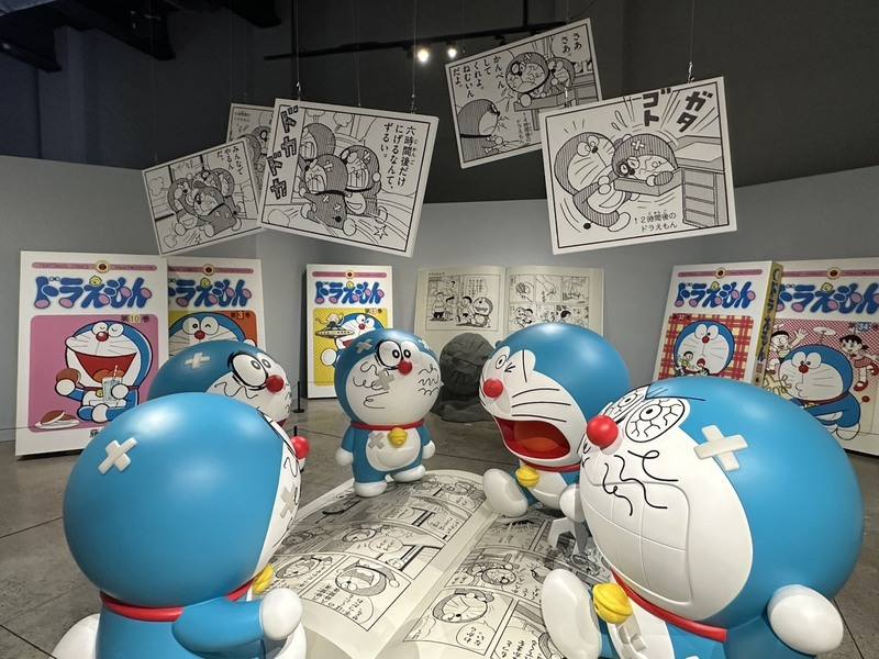 「100%哆啦A夢&FRIENDS」巡迴特展14日起在國立科學工藝博物館開展，13日舉辦展前記者會，展區近千坪，呈現大量可愛的哆啦A夢立體雕塑